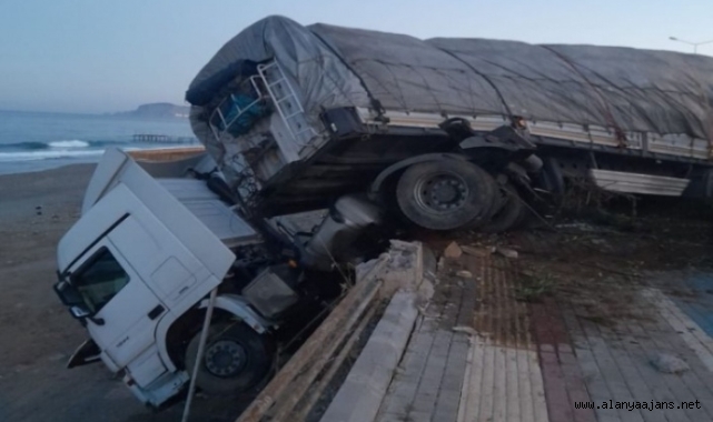 Alanya'da TIR istinat duvarında asılı kaldı