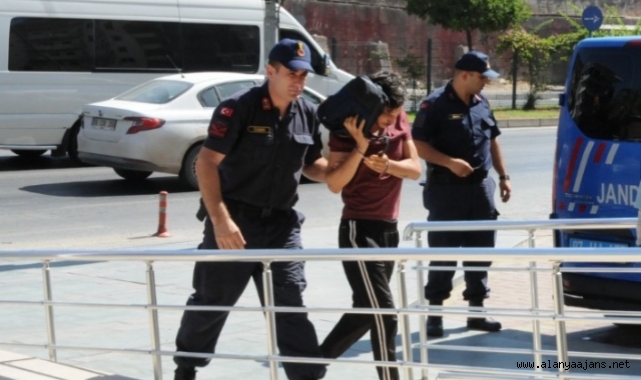 Alanya’da şüpheli şahsın çantasından uyuşturucu çıktı