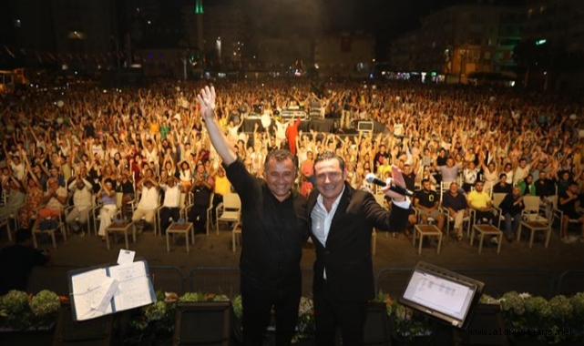 Alanya Belediyesi’nin Yaz Konseri'nde Ferhat Göçer rüzgarı esti