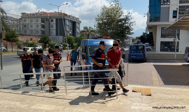Alanya’da şapka ve maske takıp 100 bin TL’lik kabloları çaldılar