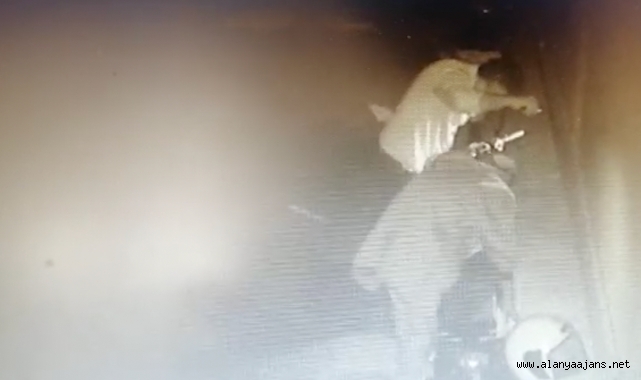 Alanya'da motosiklet hırsızlığı güvenlik kamerasına yansıdı