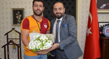 Tıp öğrencilerinden Başhekim Karahan’a çiçekli kutlama