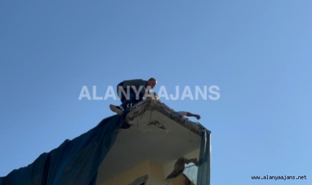 Alanya’da çıktığı çatıda bayılan genci düşmek üzereyken polis kurtardı