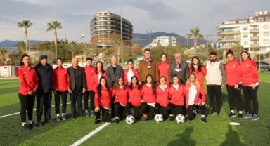 Alanya’da kamp yapan kadın futbolcuları ziyaret ettiler