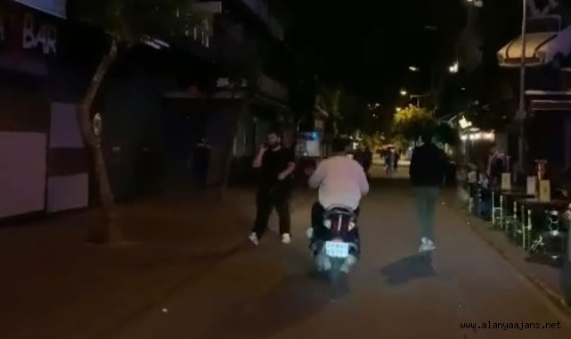 Alanya Barlar Sokağı'nda esnaflar kepenk kapattı