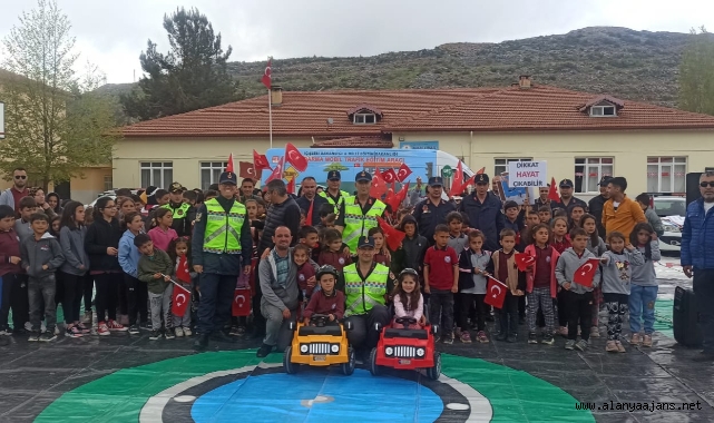 Alanya’da jandarma ekipleri Güzelbağ’da öğrencilere trafik eğitimi verdi
