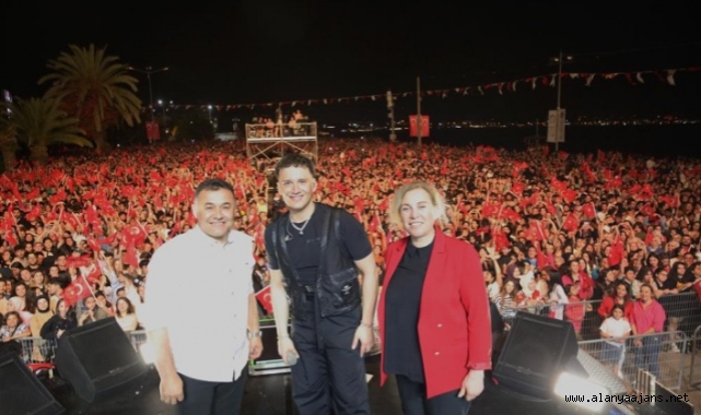 Alanya Belediyesi’nin muhteşem 19 Mayıs kutlaması Edis konseriyle zirve yaptı