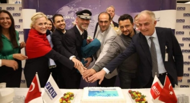 Oslo’dan gelen uçağa su takı ile karşılama