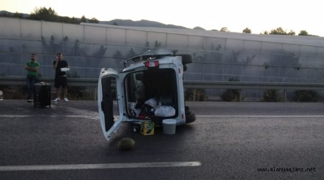 Alanya’da lastiği patlayan otomobil yan yattı
