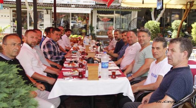 MHP kahvaltıda esnafla buluştu