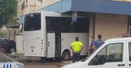 Alanya’da direksiyon hakimiyetini kaybeden sürücü dükkana daldı