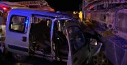 Alanya'da hafif ticari araç TIR'a çarptı: 2 yaralı