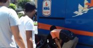 Alanya'da kargo aracı park halindeki otomobile çarptı