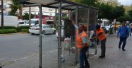 Alanya'da otobüs duraklarında temizlik çalışması