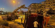 Alanya'da şoförün direksiyon hakimiyetini kaybettiği TIR devrildi