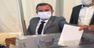 Karadağ kurultayda oyunu kullandı