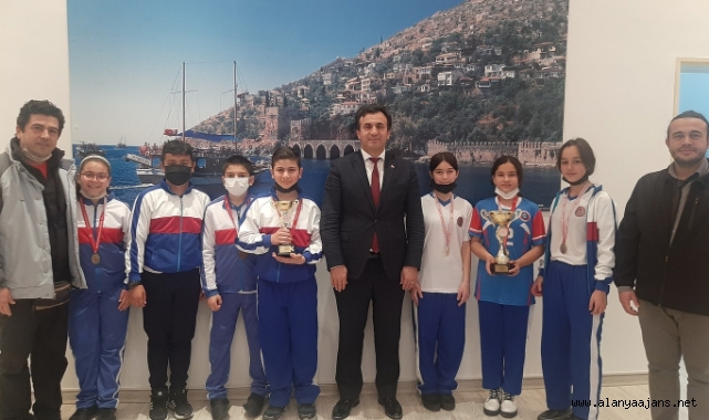 Yılmaz'dan başarılı öğrencilere madalya