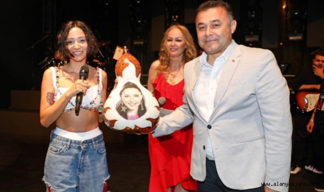 Alanya'da turizm festivali Zeynep Bastık konseriyle sona erdi