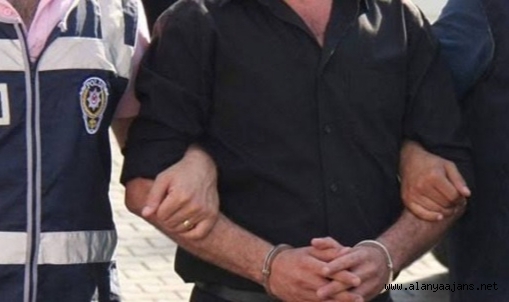 Alanya’da aranan 2 şahıs polis tarafından yakalandı
