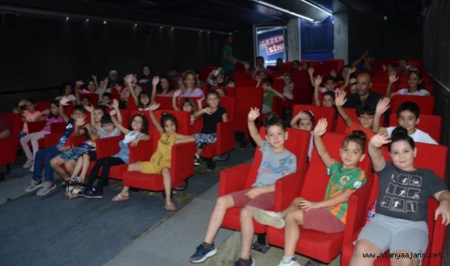 Alanya'da sinema tırı yoğun ilgi gördü