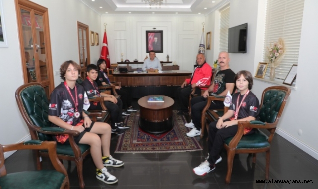 Muaythai şampiyonlarından Kaymakam Ürkmezer’e ziyaret