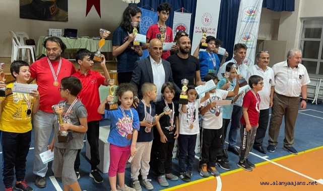 Alanya’da Cumhuriyet Bayramı satranç turnuvası düzenlendi