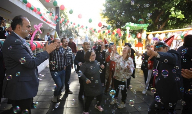 Alanya'da özel bireyler için düzenlenen yılbaşı etkinliği renkli anlara sahne oldu