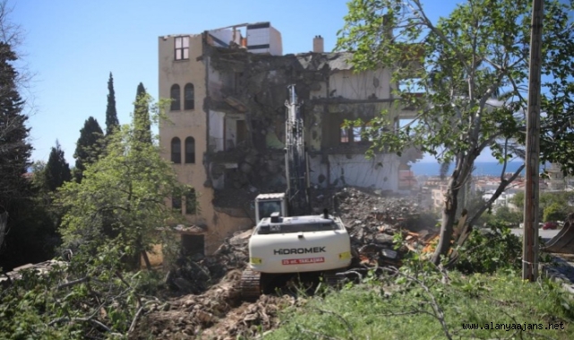 Alanya Belediyesi riskli yapıların yıkımını gerçekleştiriyor