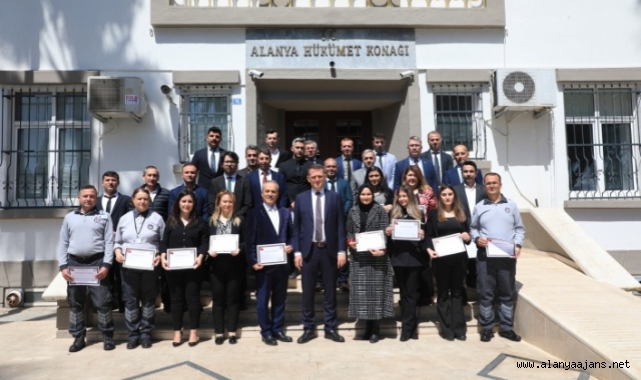 Kaymakam Ürkmezer’den Tapu Müdürlüğü çalışanlarına başarı belgesi