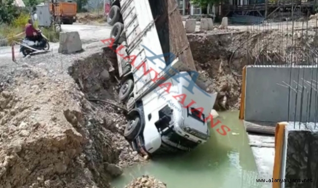 Alanya’da kamyon köprü inşaatına devrildi