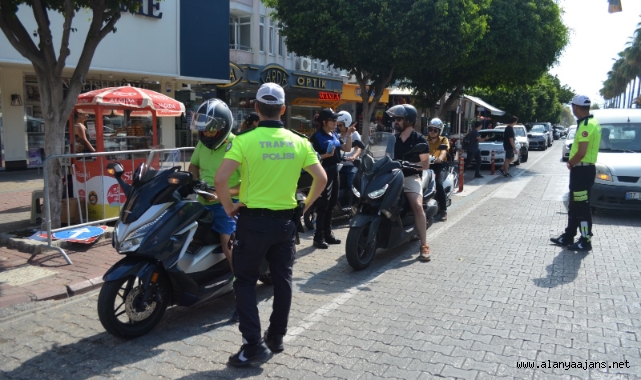 Alanya’da motosiklet sürücülerine bayram öncesi ceza yağdı!