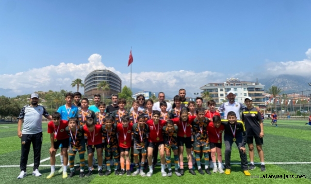 Alanyaspor U12 Takımı da namağlup şampiyon oldu