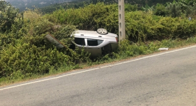 Alanya’da otomobil şarampole devrildi: 2 yaralı