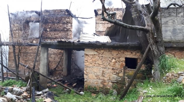 Alanya'da Ahşap ev yangında kül oldu