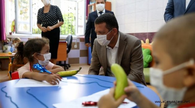 Alanya'da ilk ders zilinde öğrencilere muz ikram edildi