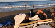 Alanya'ya tatil için geldiler,  sahilde sabahladılar