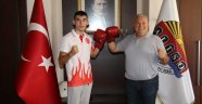 Başkan Şahin boks eldivenlerini giydi
