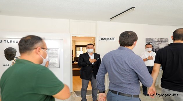 Yücel, belediye personeliyle bayramlaştı